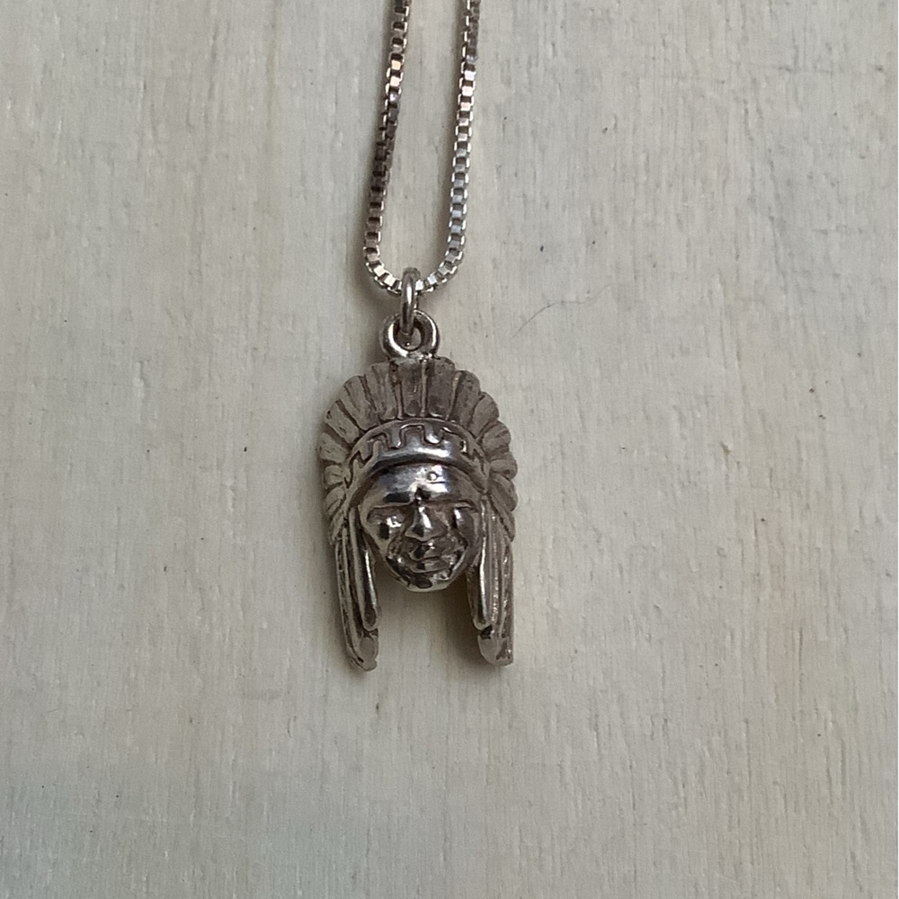 New vintage silver Indigenous head headdress  pendant charm necklace (Montréal)